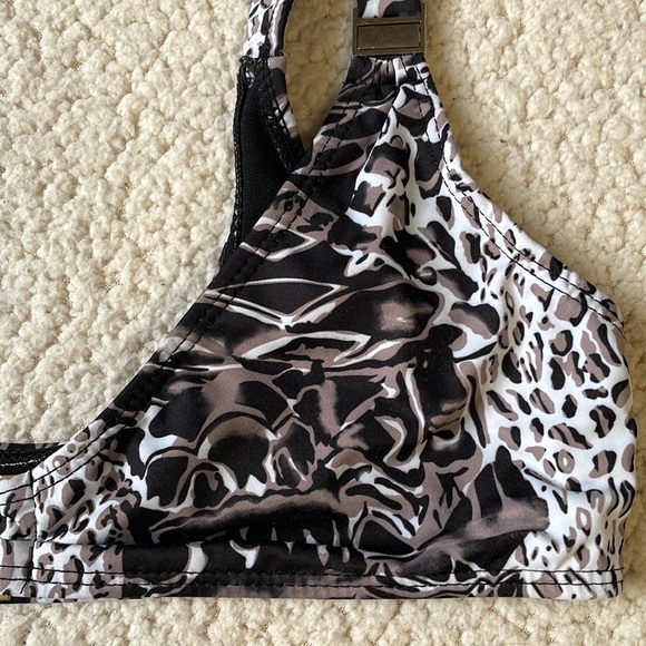 Bikini - Picture 9 of 15